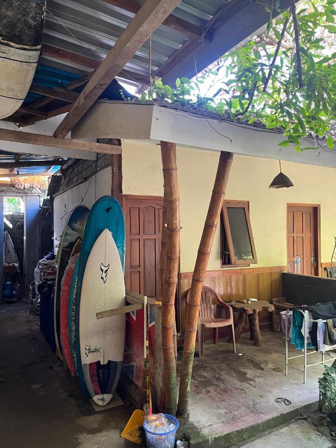 Appartement Big Daddy'S Surfcamp à Pasanggaran Extérieur photo