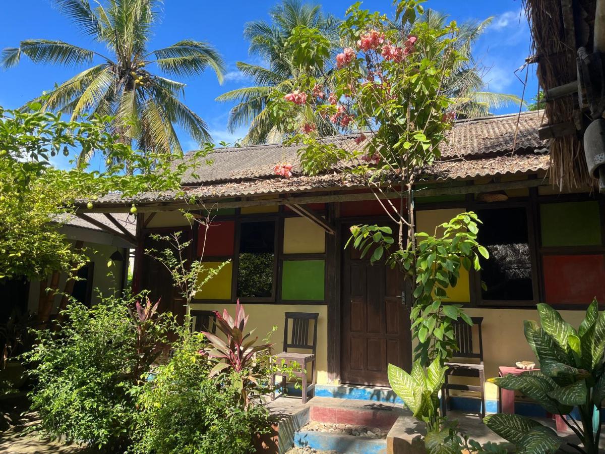 Appartement Big Daddy'S Surfcamp à Pasanggaran Extérieur photo