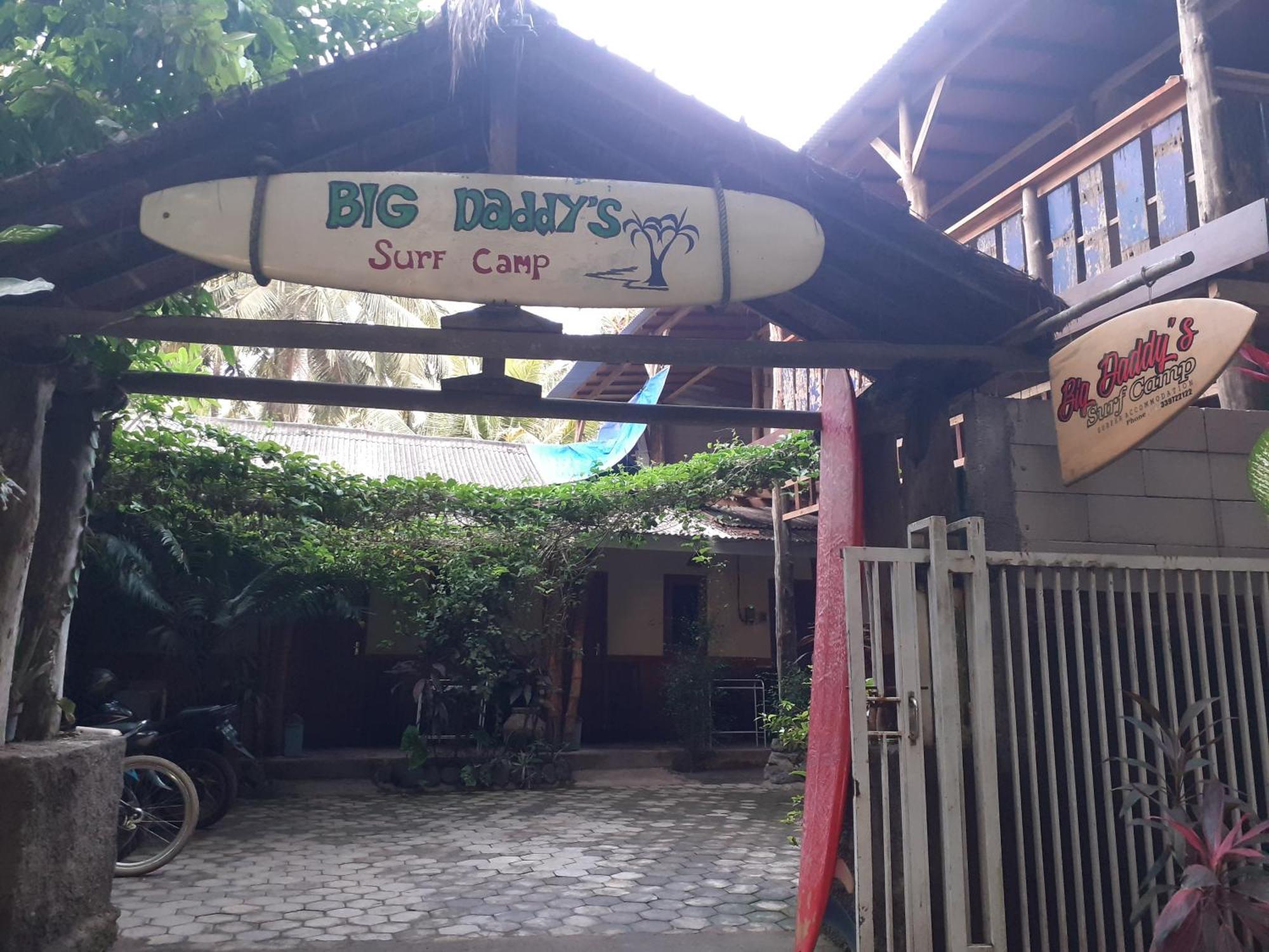 Appartement Big Daddy'S Surfcamp à Pasanggaran Extérieur photo