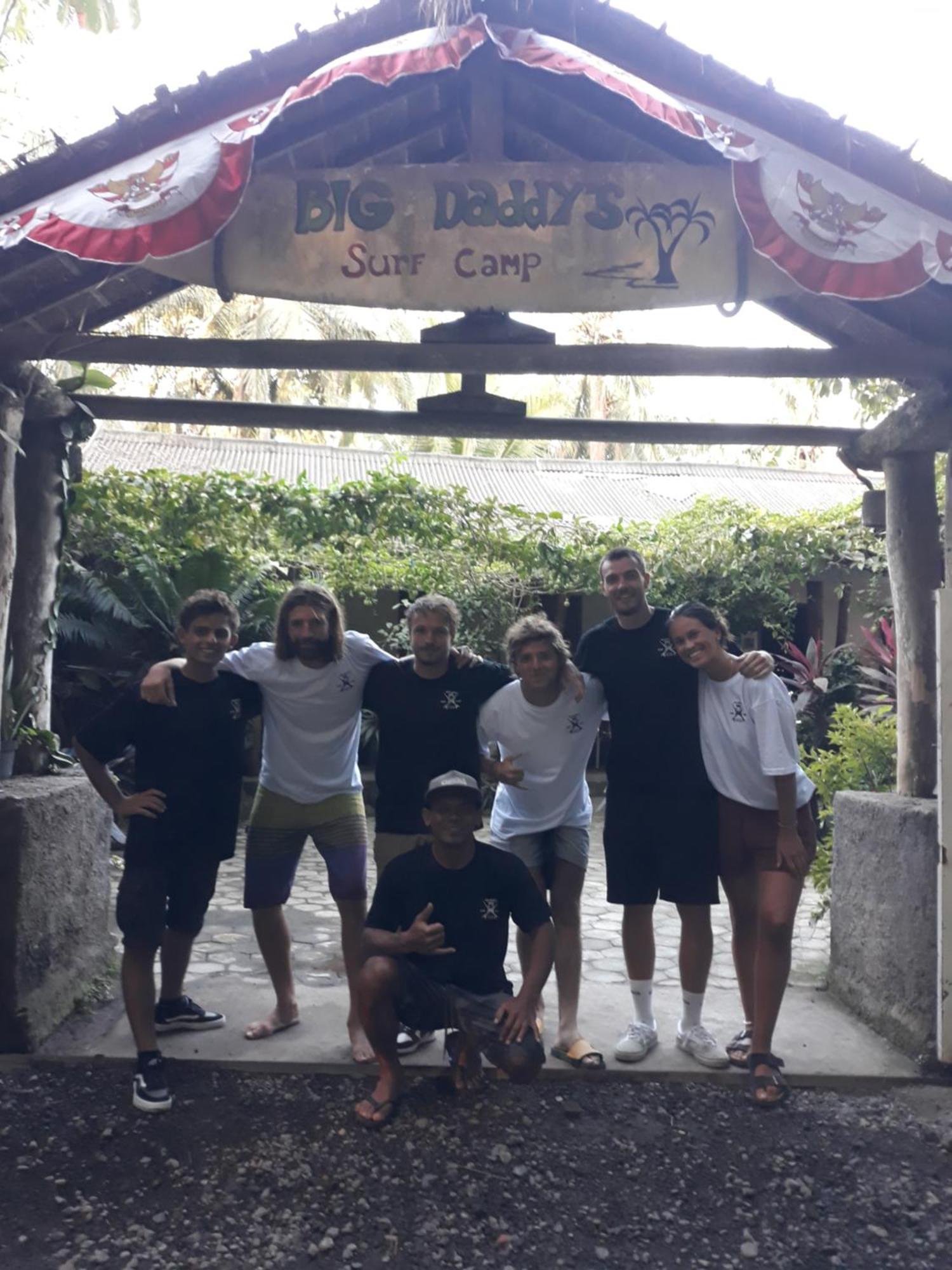 Appartement Big Daddy'S Surfcamp à Pasanggaran Extérieur photo