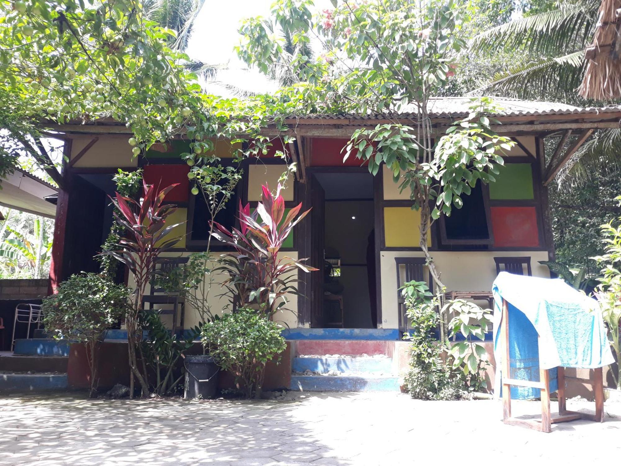 Appartement Big Daddy'S Surfcamp à Pasanggaran Extérieur photo